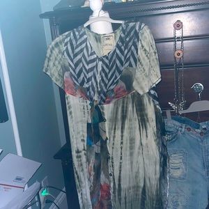 Not a fussy dress. A dress that can be worn on beach or out to dinner.